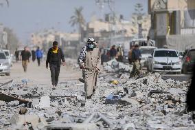 Palestinians Return to Gaza