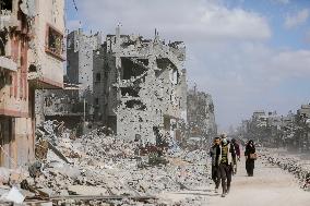 Palestinians Return to Gaza