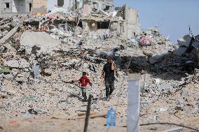 Palestinians Return to Gaza