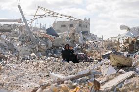 Palestinians Return to Gaza