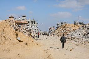 Palestinians Return to Gaza