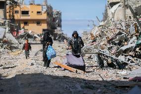 Palestinians Return to Gaza