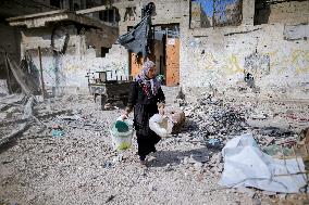 Palestinians Return to Gaza