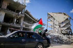 Palestinians Return to Gaza