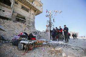 Palestinians Return to Gaza