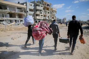 Palestinians Return to Gaza