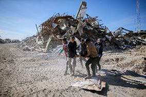 Palestinians Return to Gaza