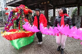 International Students Experience Spring Festival Customs