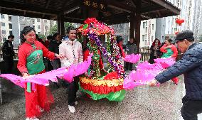 International Students Experience Spring Festival Customs