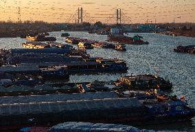 Beijing-hangzhou Canal Spring Festival Travel Rush