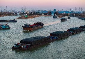 Beijing-hangzhou Canal Spring Festival Travel Rush