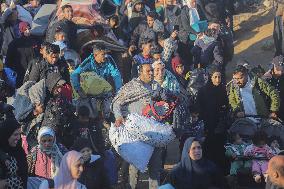 Displaced Palestinians Begin Returning to Northern Gaza