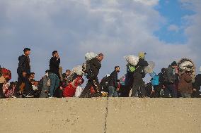 Displaced Palestinians Begin Returning to Northern Gaza