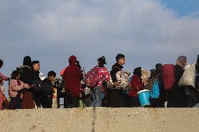 Displaced Palestinians Begin Returning to Northern Gaza