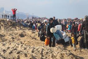 Displaced Palestinians Begin Returning to Northern Gaza