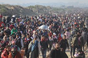 Displaced Palestinians Begin Returning to Northern Gaza