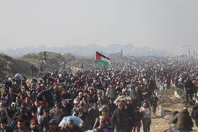 Displaced Palestinians Begin Returning to Northern Gaza