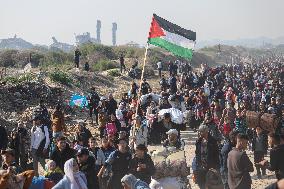 Displaced Palestinians Begin Returning to Northern Gaza