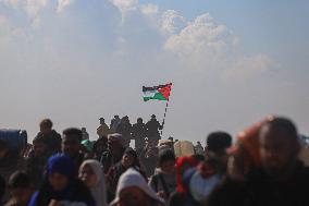 Displaced Palestinians Begin Returning to Northern Gaza