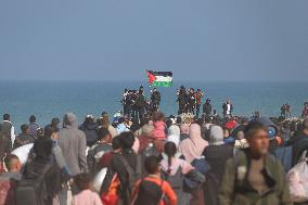 Displaced Palestinians Begin Returning to Northern Gaza