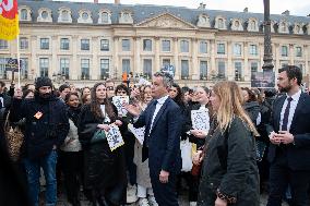 Gerald Darmanin talks to court clerks protesting at Place Vendome - Paris
