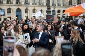 Gerald Darmanin talks to court clerks protesting at Place Vendome - Paris