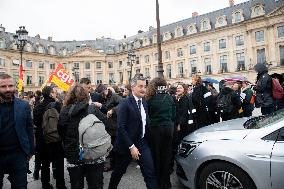 Gerald Darmanin talks to court clerks protesting at Place Vendome - Paris
