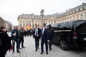 Gerald Darmanin talks to court clerks protesting at Place Vendome - Paris