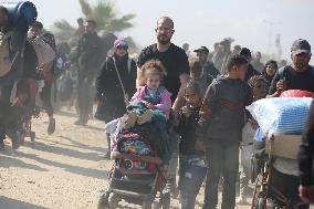 Displaced Palestinians Return to North of Gaza