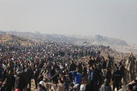 Displaced Palestinians Return to North of Gaza