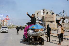 Displaced Palestinians Returned To Northern Gaza