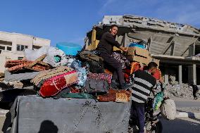 Displaced Palestinians Returned To Northern Gaza