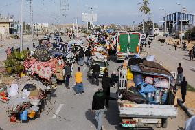 Displaced Palestinians Returned To Northern Gaza
