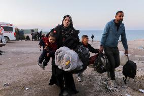 Displaced Palestinians Returned To Northern Gaza