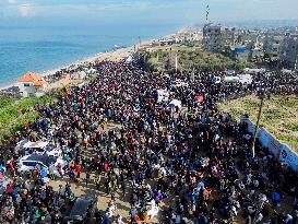 Displaced Palestinians Returned To Northern Gaza