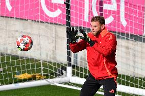 CALCIO - UEFA Champions League - Team Juventus - Training