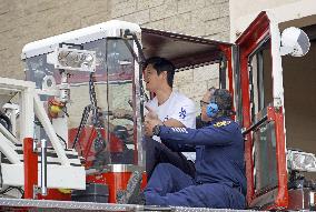 Baseball: Ohtani visits L.A. firefighters