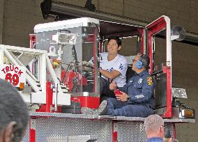 Baseball: Ohtani visits L.A. firefighters