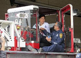 Baseball: Ohtani visits L.A. firefighters