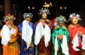 Welcome The God of Wealth Custom in China