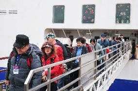 South Korean Tourists Entering China