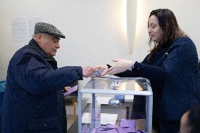 Louis Boyard votes for the municipal elections - Villeneuve Saint-Georges RL