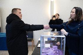 Louis Boyard votes for the municipal elections - Villeneuve Saint-Georges RL