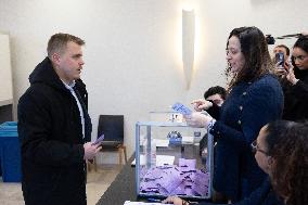 Louis Boyard votes for the municipal elections - Villeneuve Saint-Georges RL