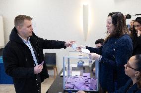 Louis Boyard votes for the municipal elections - Villeneuve Saint-Georges RL