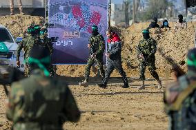 Hamas Hands Over New Israeli Prisoners - Gaza