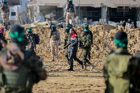 Hamas Hands Over New Israeli Prisoners - Gaza