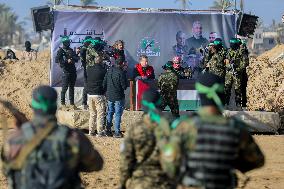 Hamas Hands Over New Israeli Prisoners - Gaza
