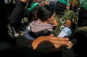 Hamas Hands Over New Israeli Prisoners - Gaza