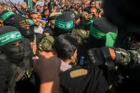 Hamas Hands Over New Israeli Prisoners - Gaza